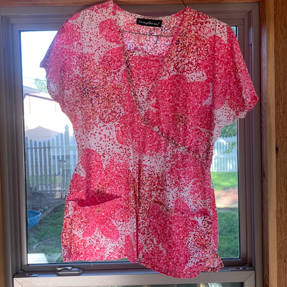 Los Angeles Rose floral neon pink scrub top small
